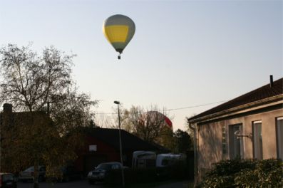 Ballongen landar vid vandrarhemmet