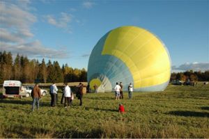 Fyller ballongen.