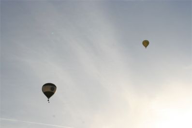 Två ballonger i luften