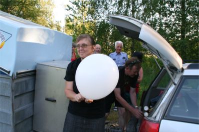 Eva hämtar väderballong