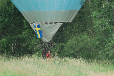 Ballongen kommer fram ur gräset